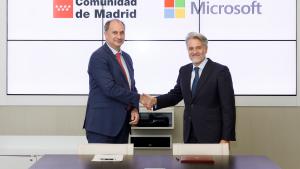 El consejero tras la firma