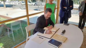 Mariano de Paco Serrano en la nueva Oficina de Información Turística de Aranjuez