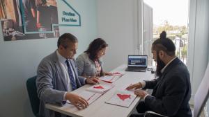 El consejero reunido con otras personas sentados en una mesa