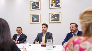Plano general de la mesa de la reunión