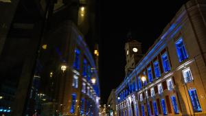 La Real Casa de Correos de Sol iluminada con los colores de la bandera de Israel