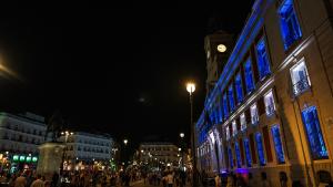 La Real Casa de Correos de Sol iluminada con los colores de la bandera de Israel