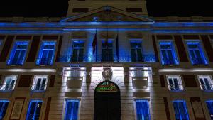 La Real Casa de Correos de Sol iluminada con los colores de la bandera de Israel