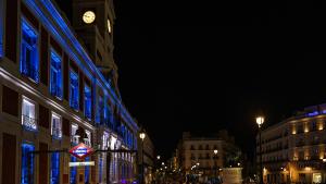La Real Casa de Correos de Sol iluminada con los colores de la bandera de Israel