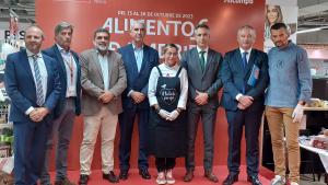 El consejero posando con otras personalidades del acto