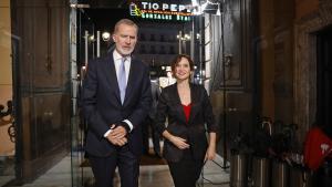 La presidenta acompañando a su Majestad el Rey a la llegada del acto