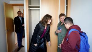 La presidenta saludando a algunos de los vecinos