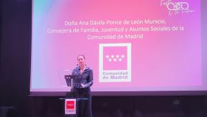 La consejera interviniendo en el atril