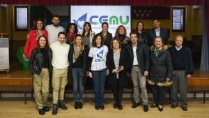 La presidenta en el centro con algunas personas