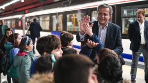 El consejero saludando a los niños asistentes al acto