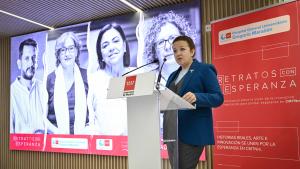 La consejera interviniendo en el atril