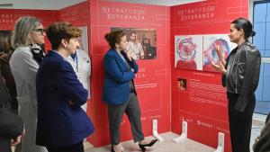 La consejera recorriendo al muestra