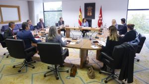 Plano general de la mesa con los consejeros y la presidenta