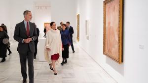 La presidenta viendo las obras de Picasso