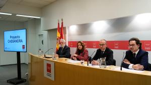 La consejera Fátima Matute ha presentado los detalles del programa Cassandra La consejera interviniendo desde la mesa preparada para la comparecencia