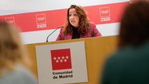 La consejera Fátima Matute ha presentado los detalles del programa Cassandra La consejera interviniendo desde la mesa preparada para la comparecencia