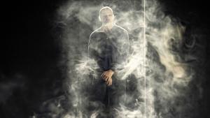 Un artista tras una cortina de humo