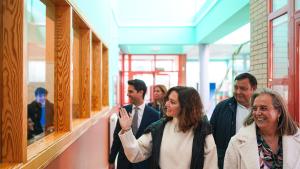 Díaz Ayuso anuncia un protocolo pionero en España para prevenir las adicciones a las pantallas de los alumnos: “Estamos obligados a actuar” La presidenta durante su visita al instituto