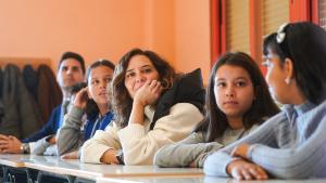 Díaz Ayuso anuncia un protocolo pionero en España para prevenir las adicciones a las pantallas de los alumnos: “Estamos obligados a actuar” La presidenta durante su visita al instituto
