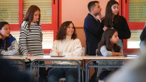 Díaz Ayuso anuncia un protocolo pionero en España para prevenir las adicciones a las pantallas de los alumnos: “Estamos obligados a actuar” La presidenta junto a algunos estudiantes