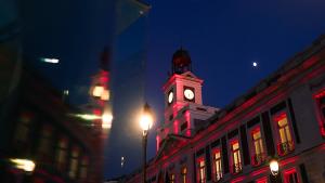 Fotografía de la Real Casa de Correos iluminada de rojo