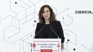 Díaz Ayuso reitera al Gobierno central que reduzca los plazos de llegada de nuevos medicamentos a España La presidenta durante su intervención en el acto
