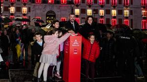 La presidenta y el portavoz encienden las luces