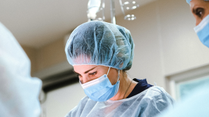 Imagen de una médico en quirófano
