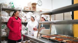 Ana Dávila visita uno de los comedores sociales
