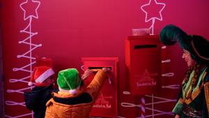 Los niños mandando cartas a los reyes