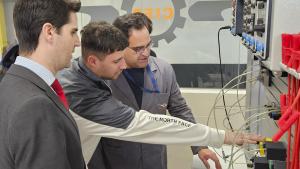 El consejero Emilio Viciana durante su visita al Centro Integrado de Formación Profesional Profesor Raúl Vázquez