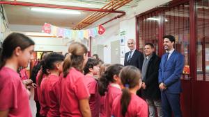 El consejero Emilio Viciana durante su visita al Colegio Parque Eugenia de Montijo