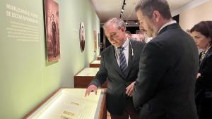 El consejero Mariano de Paco Serrano en la exposición Un retrato romántico La carte de visite