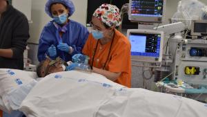 La Comunidad de Madrid incorpora tecnología wifi para controlar en remoto el movimiento en pacientes con Parkinson Personal del Hospital La Princesa realizando una operación