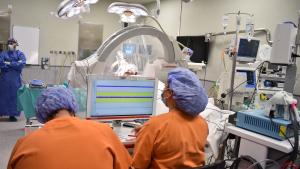 La Comunidad de Madrid incorpora tecnología wifi para controlar en remoto el movimiento en pacientes con Parkinson Personal del Hospital La Princesa realizando una operación