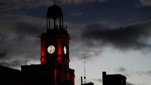Fachada de la Real Casa de Correos iluminada con motivo del Año Nuevo Chino