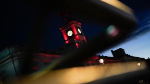 Fachada de la Real Casa de Correos iluminada con motivo del Año Nuevo Chino