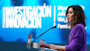 La presidenta hablando vestida con un traje morado