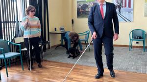 El consejero Lopez-Valverde junto con miembros de la ONCE