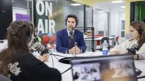 El consejero en el programa de radio infantil