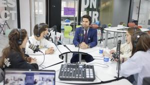 El consejero en el programa de radio infantil