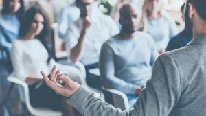 Un docente dando una charla