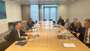La consejera Rocío Albert durante su reunión con el bufete DLA Piper en Londres