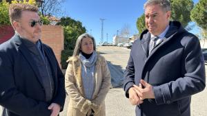 La Comunidad de Madrid invierte más de 450.000 euros en la reparación de infraestructuras dañadas por la DANA en Villanueva de Perales El viceconsejero Sánchez en Villanueva de Perales