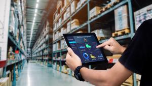 almacén con persona manejando una tablet