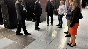 La Comunidad de Madrid simplificará los trámites a las empresas que quieran abrir centros de datos en la región El consejero durante su visita