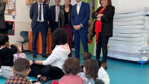 La Comunidad de Madrid amplía la oferta de primer ciclo de Infantil en los colegios públicos hasta las 3.600 plazas El consejero Emilio Viciana en el CEIP Andrés Torrejón de Móstoles