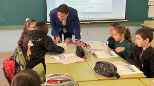 La Comunidad de Madrid amplía la oferta de primer ciclo de Infantil en los colegios públicos hasta las 3.600 plazas El consejero Emilio Viciana en el CEIP Andrés Torrejón de Móstoles