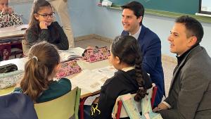 La Comunidad de Madrid amplía la oferta de primer ciclo de Infantil en los colegios públicos hasta las 3.600 plazas El consejero Emilio Viciana en el CEIP Andrés Torrejón de Móstoles