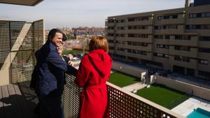 El consejero Rodrigo en la entrega de llaves del Plan Vive en Alcorcón